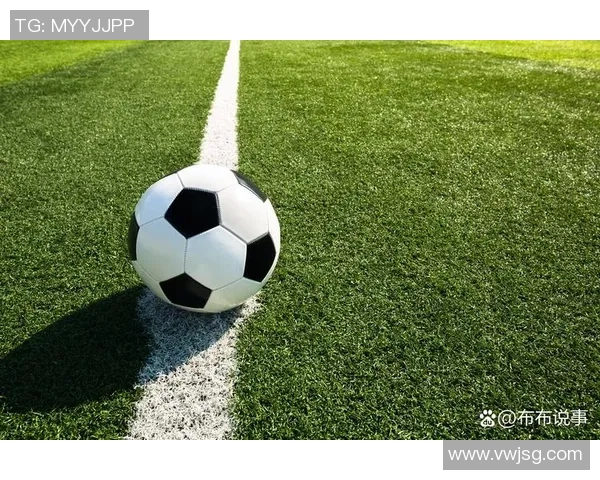 足球在滚动的瞬间传递梦想与激情的无限可能
